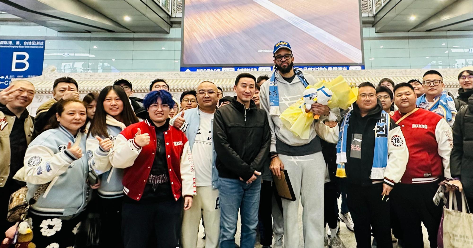 世预赛高清直播入口-周琦新帮手！2米13中锋签约北京，上海外援不敢嚣张，杜锋心凉了